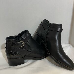 BareTraps Boots MACI Women's‎ Boots Size 8M side zip and buckle black ankle boot